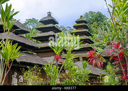 Mehrstufige meru Türme im Pura Luhur batukaru, Hindu Tempel in tabanan am südlichen Hang des Mount batukaru, Vulkan auf der Insel Bali, Indonesien Stockfoto