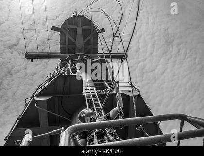 Quartiermeister 3. Klasse Thomas Feld senkt Linien auf dem Achterdeck Mast des Wasp-Klasse amphibisches Schiff USS Essex LHD2, Arabische Meer. Bild mit freundlicher Genehmigung von Massenkommunikation Specialist 3. Klasse Christopher A. Veloicaza/US Navy, 2015. Stockfoto