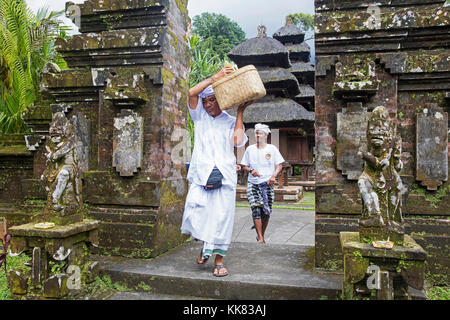 Pilger besuchen Pura Luhur batukaru, Hindu Tempel in Tabanan auf dem Südhang des Berges batukaru, Vulkan auf der Insel Bali, Indonesien Stockfoto