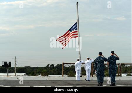 Segler beobachten morgen Farben an Bord des amphibious Transport dock Schiff USS New York, Mayport, Florida. Bild mit freundlicher Genehmigung von Massenkommunikation Specialist 1. Klasse John S. Hamburg/US Navy, 2015. Stockfoto