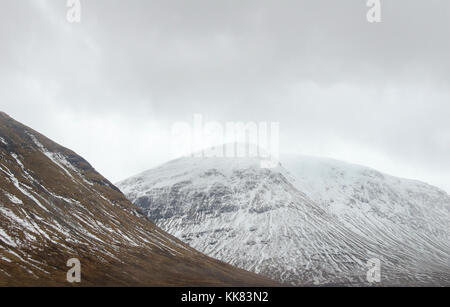 GLENCOE, Schottland - 14 Februar 2014: Zwei schneebedeckte Berge in Glencoe. Stockfoto