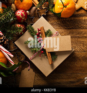 Weihnachten Hintergrund mit Orangen, Zuckerstangen und Dekorationen Stockfoto