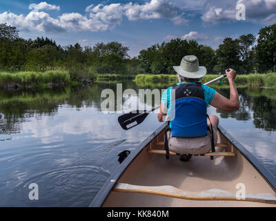 Frau Paddel die Mersey River, Kejimkujik National Park, Nova Scotia, Kanada. Stockfoto