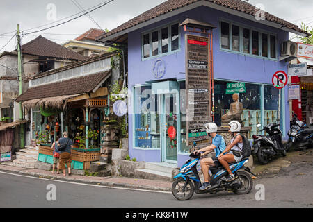 Westliche Touristen reiten Motorrad im Dorf, Ubud, gianyar Regency auf der Insel Bali, Indonesien Stockfoto