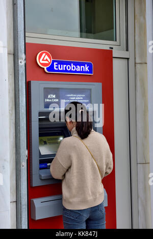 Frau an Eurobank ATM Geldautomaten, Griechenland Stockfoto