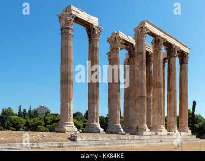 Den Tempel des Olympischen Zeus (olympeion) mit dem Berg Lycabettus (lykavittos Hill) im Hintergrund, Athen, Griechenland Stockfoto