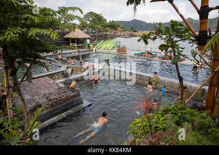 Touristen schwimmen in geothermisch beheizter hot spring bei Toya Bungkah/tirta am Fuße des Mount Batur/bangli Gunung Batur, Regency, Bali, Indonesien Stockfoto
