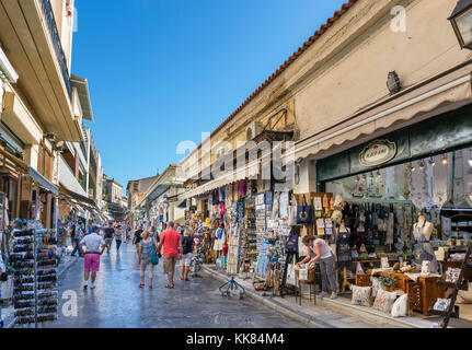 Die Geschäfte in der Adrianou Street im Stadtteil Plaka, Athens, Griechenland Stockfoto