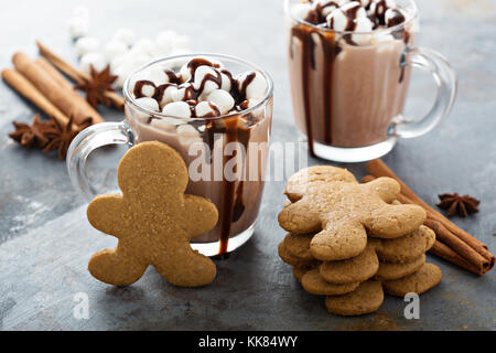 Lebkuchen Männer cookies und heiße Schokolade Stockfoto