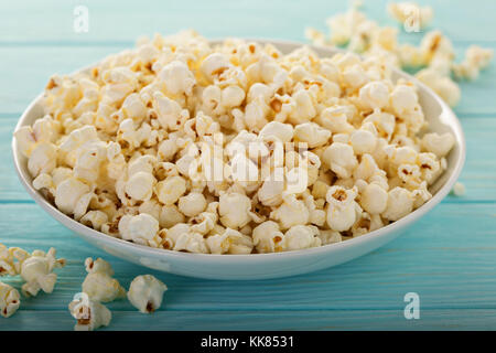 Cheddar Käse Popcorn in einer weißen Schüssel Stockfoto