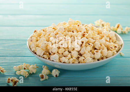 Cheddar Käse Popcorn in einer weißen Schüssel Stockfoto