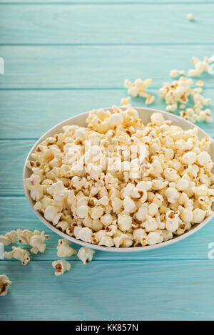 Cheddar Käse Popcorn in einer weißen Schüssel Stockfoto