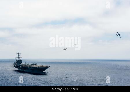 Eine E2-C Hawkeye von cmdr Matthew Duffy, von Kenilworth, Illinois pilotiert, Pausen Bildung drehen über den goldenen Falken von Airborne Early Warning Squadron VAW 112 zu Cmdr Paul Flores, aus Jacksonville, Florida, während eine Antenne Ändern des Befehls Zeremonie über dem Flugzeugträger USS John C Stennis CVN 74. Bild mit freundlicher Genehmigung von Massenkommunikation Specialist 3. Klasse Andre T. Richard/US Navy, 2015. Stockfoto