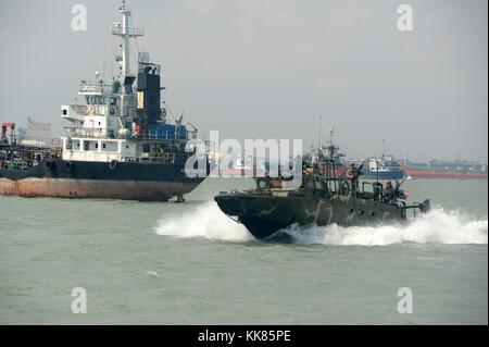 Segler von Coastal Riverine Squadron CRS 3 und indonesische Kopaska Naval Special forces Praxis verbot Techniken an Bord eines riverine Befehl boot während Zusammenarbeit flott Bereitschaft und Weiterbildung CARAT, Surabaya, Indonesien zugeordnet. Bild mit freundlicher Genehmigung von Massenkommunikation Specialist 1. Klasse Joshua Scott/US Navy, Indonesien, 2015. Stockfoto