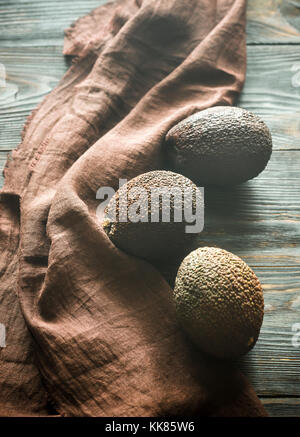 Hass Avocados auf dem hölzernen Hintergrund Stockfoto