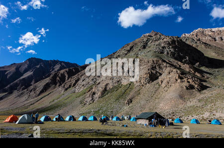 Camping auf 14.000 m Höhe im Suru River Valley - ZANSKAR, LADAKH, INDIEN Stockfoto