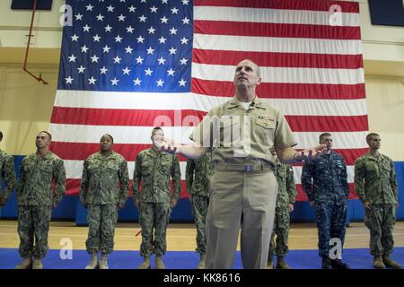 Leiter der Naval Operations (CNO) Adm. Jonathan Greenert hält alles - Hände mit Service Mitglieder, Zivilisten, und ihre Familien an Naval Support Activity Bahrain. Greenert diskutiert den aktuellen Status der Navy und US Naval Forces Central Command mit der Navy Unit Commendation für verdienstvollen Service bei der Erfüllung der zugewiesenen Aufgaben von Juni 2010 bis Juni 2015. Mit freundlicher Nathan Laird/US Navy, Bahrain, 13. Juli 2015. Stockfoto