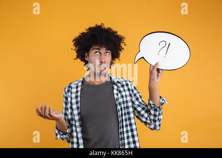 Porträt eines verwirrten afrikanischen Mann mit Sprechblase und Wegsehen über orange Hintergrund isoliert Stockfoto