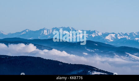 Panorama der Hohen Tatra von Lysa hora Hügel in Mährisch-schlesischen Beskiden in der Tschechischen Republik im Winter Tag mit klaren Himmel Stockfoto