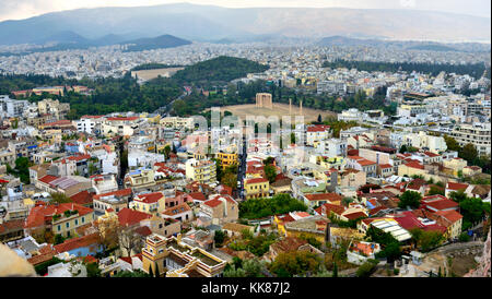 Mit Blick auf Athen mit Blick auf den Tempel des Olympischen Zeus, dem Hadriansbogen und Stadt von der Akropolis Stockfoto