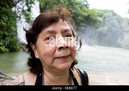 Frau besucht die Wasserfälle im Wald. Tamasopo, San Luis Potosí. Mexiko Stockfoto