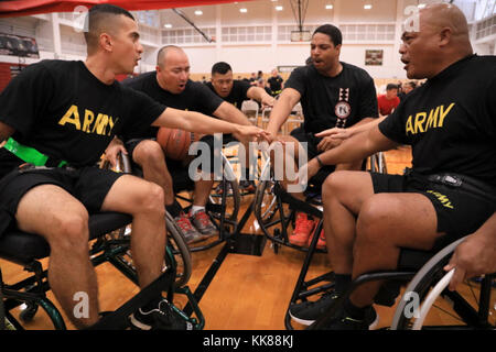 Us-Armee Active Duty und Veteran Athleten konkurrieren im Rollstuhl Basketball für die Pacific Regional Warrior Spiel 2017 Studien Armee Versuche auf Schofield Kasernen, Hawaii, 8. November 2017. Etwa 80 Verletzte, Kranke oder verletzte Soldaten und Veteranen sind in Hawaii zu trainieren und in einer Reihe von sportlichen Veranstaltungen, darunter Bogenschießen, Radfahren, Schießen konkurrieren, Volleyball, Schwimmen, Leichtathletik und Rollstuhl Basketball. Diese Wettbewerbe statt, die im November, die auch mit Krieger Care Monat fällt. Während Krieger Care Monat konzentrieren wir uns auf die Aktivitäten, die es uns ermöglichen, um co Stockfoto