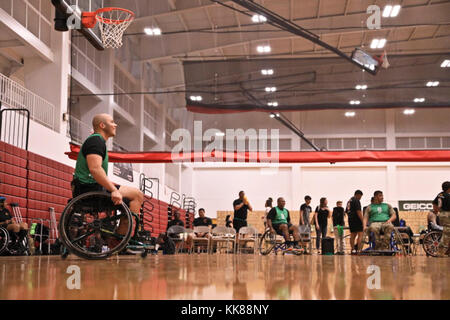 Us-Armee Active Duty und Veteran Athleten konkurrieren im Rollstuhl Basketball für die Pacific Regional Warrior Spiel 2017 Studien Armee Versuche auf Schofield Kasernen, Hawaii, 8. November 2017. Etwa 80 Verletzte, Kranke oder verletzte Soldaten und Veteranen sind in Hawaii zu trainieren und in einer Reihe von sportlichen Veranstaltungen, darunter Bogenschießen, Radfahren, Schießen konkurrieren, Volleyball, Schwimmen, Leichtathletik und Rollstuhl Basketball. Diese Wettbewerbe statt, die im November, die auch mit Krieger Care Monat fällt. Während Krieger Care Monat konzentrieren wir uns auf die Aktivitäten, die es uns ermöglichen, um co Stockfoto