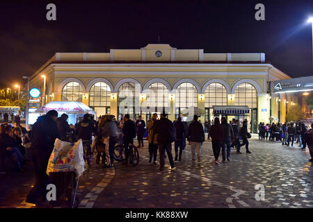 Nacht in Monastiraki mit der U-Bahnstation Monastiraki im Hintergrund von Ermou Straße im Zentrum von Athen, Griechenland Stockfoto