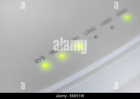 Modem Wireless Router server LED-Leuchten, Nahaufnahme, Grün, Farbe weiß Stockfoto