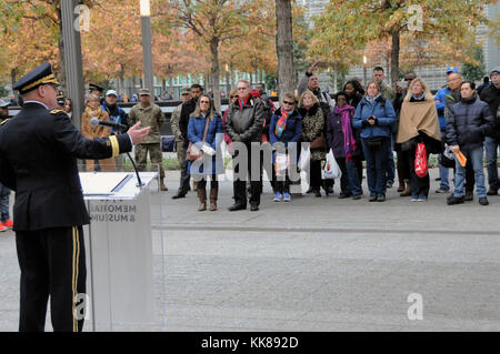 Generalmajor Troy D. Kok, dem kommandierenden General der US-Armee Finden 99th Bereitschaft Division, liefert Erläuterungen während ein Gruß an Service Zeremonie 8. Die nationalen September 11 Memorial Museum in Manhattan. Kok betonte die Bedeutung der Bereitschaft, in das Militär als Fokus auf bereitet auch verteidigen gegen Peer und in der Nähe von-peer Bedrohungen. Stockfoto