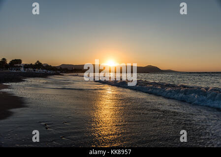 Sonne Sand und Meer goldenen Sonnenuntergänge Stockfoto
