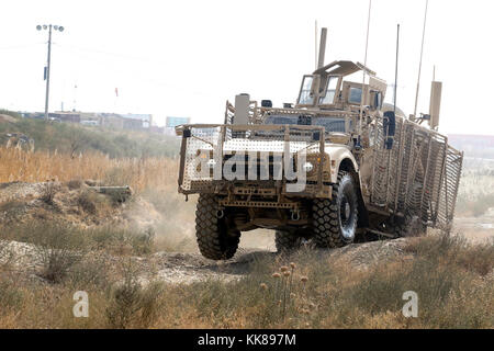 FLUGPLATZ BAGRAM, Afghanistan - EIN Oshkosh Defence minenresistentes, Hinterhalt-geschütztes Fahrzeug Geländefahrzeug (MAT-V) stößt am 8. November auf Spurrallen im Offroad-Teil des Meisterfahrertrainings am Bagram Airfield, Afghanistan. Die Fahrer führten auch einen Straßenabschnitt durch, wo sie durch Pfosten fahren, sowie einen Nachtfahrkurs, um sie mit dem Fahren des Fahrzeugs unter allen Arten von Bedingungen vertraut zu machen. (USA Armee Foto von SPC. Elizabeth White mit 3ID RSSB/Freigegeben) Stockfoto