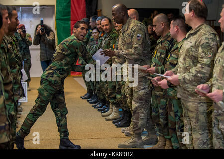 Ein afghanischer Special Forces Soldat erhält seinen Abschluss von der Command Sgt. Maj. David Clark, die NATO der entschlossenen Unterstützung älterer Soldat Führer, während eine Abschlussfeier im Camp Juilen, November 8, 2017. Die Special Forces bieten spezielle Aufklärung und direkte Aktion die Afghan National Army Special Operations Command. (U.S. Air Force Foto von älteren Flieger Sean Carnes) Stockfoto