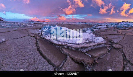 Schöne Eisberg Lagune in fjallsarlon mit gefrorenen Eisschollen, Winter Panorama Landschaft in hoher Auflösung. Die globale Erwärmung und die eisschmelze Konzept Stockfoto