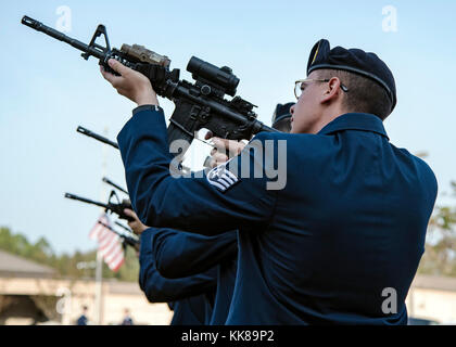 Flieger von der 820th Base Defense Gruppe schießt Runden während ein Safeside reunion Memorial, Nov. 8, 2017, bei Moody Air Force Base, Ga alle zwei Jahre die Safeside Verband hält ein Wiedersehen mit und Ehre ihre Vergangenheit und Gegenwart Genossen von der 820th Base Defense Gruppe zu interagieren. (U.S. Air Force Foto von Airman Eugene Oliver) Stockfoto