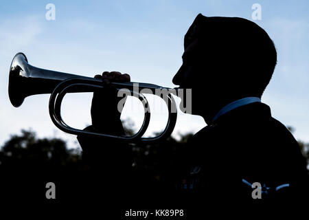 Ein Flieger von der 820th Base Defense Gruppe spielt eine bugle während einer Safeside reunion Memorial, Nov. 8, 2017, bei Moody Air Force Base, Ga alle zwei Jahre die Safeside Verband hält ein Wiedersehen mit und Ehre ihre Vergangenheit und Gegenwart Genossen von der 820th Base Defense Gruppe zu interagieren. (U.S. Air Force Foto von Airman Eugene Oliver) Stockfoto