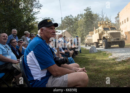 Mitglieder der Safeside Association eine Demonstration auf dem 820Th Base Defense Group, während einer Safeside reunion Nov. 8,2017, bei Moody Air Force Base, Ga alle zwei Jahre die Safeside Verband hält ein Wiedersehen mit und Ehre ihre Vergangenheit und Gegenwart Genossen von der 820th Base Defense Gruppe zu interagieren. (U.S. Air Force Foto von Airman Eugene Oliver) Stockfoto
