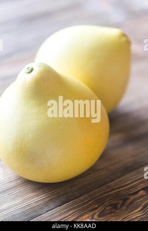 Zwei Grapefruits auf dem hölzernen Hintergrund Stockfoto