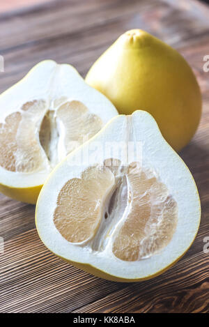 Zwei Grapefruits auf dem hölzernen Hintergrund Stockfoto