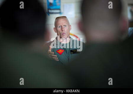 Brig. Gen. Thomas D. Weidley, Kommandierender General der 1. Marine die Flugzeugflügel, spricht mit Marines Mariner Light Attack Helicopter Squadron 169 bei Marine Corps Air Station Futenma, Okinawa, Japan, November 8, 2017. HMLA-169 ist schiefergedeckt, Okinawa zu verlassen und in Camp Pendleton, Kalifornien zurück. HMLA-169, Marine Flugzeuge Gruppe 39, 3. Marine Flugzeugflügel, wird derzeit unter der Einheit Deployment Program mit MAG-36, 1 MAW, aus Okinawa, Japan eingesetzt. (U.S. Marine Corps Foto von Lance Cpl. Andy Martinez) Stockfoto