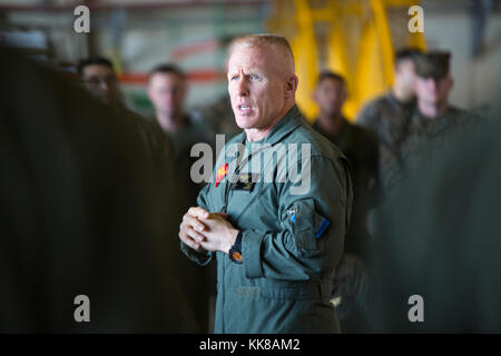 Brig. Gen. Thomas D. Weidley, Kommandierender General der 1. Marine die Flugzeugflügel, zeigt seine Wertschätzung für die Marines der Marine Light Attack Helicopter Squadron 169 bei Marine Corps Air Station Futenma, Okinawa, Japan, November 8, 2017. HMLA-169 ist schiefergedeckt, Okinawa zu verlassen und in Camp Pendleton, Kalifornien zurück. HMLA-169, Marine Flugzeuge Gruppe 39, 3. Marine Flugzeugflügel, wird derzeit unter der Einheit Deployment Program mit MAG-36, 1 MAW, aus Okinawa, Japan eingesetzt. (U.S. Marine Corps Foto von Lance Cpl. Andy Martinez) Stockfoto