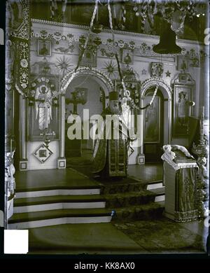 Vater Kashaveroff in St. George Kirche, Pribilof Inseln Glasplatte Negative. Bild Handelsministerium, Alaska, 1917. Stockfoto