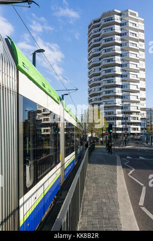 Croydon Nr. 1 oder das Threepenny Bit Building neben der East Croydon Station. Gestaltet von Richard Seifert in den 1960er Jahren. Stockfoto