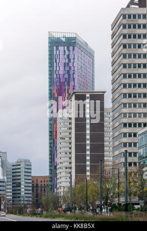 Die bunten Turm von Safran Square, croydon von rolfe Judd konzipiert und im Jahr 2016 abgeschlossen. Stockfoto