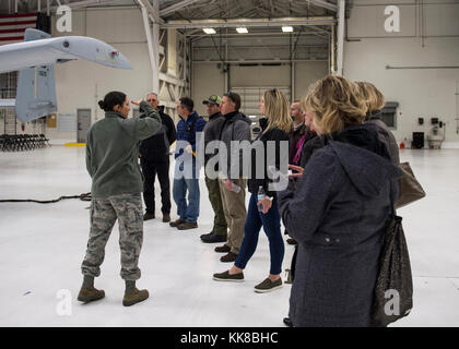 Oberstleutnant Elizabeth Sumner, der Kommandant der 124 Bauingenieur Squadron, gibt eine Tour zu einer Gruppe von bürgerlichen und Geschäft Inhaber von Führung Boise auf die A-10 Thunderbolt II, November 8, 2017 at Gowen Field in Boise, Idaho. Führungen für unterschiedliche Gruppen rund um das Tal der Gemeinschaft gegeben, um zu zeigen, was die Idaho Air National Guard. (U.S. Air National Guard Foto von Airman 1st Class Mercedee Schwartz) Stockfoto