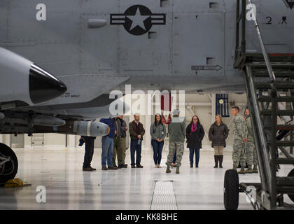 Oberstleutnant Elizabeth Sumner, der Kommandant der 124 Bauingenieur Squadron, gibt eine Tour zu einer Gruppe von bürgerlichen und Geschäft Inhaber von Führung Boise auf die A-10 Thunderbolt II, November 8, 2017 at Gowen Field in Boise, Idaho. Führungen für unterschiedliche Gruppen rund um das Tal der Gemeinschaft gegeben, um zu zeigen, was die Idaho Air National Guard. (U.S. Air National Guard Foto von Airman 1st Class Mercedee Schwartz) Stockfoto