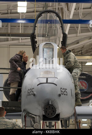 Flieger von der 124 Fighter Wing helfen, eine Tour zu einer Gruppe von bürgerlichen und Geschäft Inhaber von Führung Boise geben die A-10 Thunderbolt II, November 8, 2017 at Gowen Field in Boise, Idaho. Führungen für unterschiedliche Gruppen rund um das Tal der Gemeinschaft gegeben, um zu zeigen, was die Idaho Air National Guard. (U.S. Air National Guard Foto von Airman 1st Class Mercedee Schwartz) Stockfoto