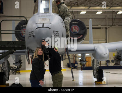 Flieger von der 124 Fighter Wing helfen, eine Tour zu einer Gruppe von bürgerlichen und Geschäft Inhaber von Führung Boise geben die A-10 Thunderbolt II, November 8, 2017 at Gowen Field in Boise, Idaho. Führungen für unterschiedliche Gruppen rund um das Tal der Gemeinschaft gegeben, um zu zeigen, was die Idaho Air National Guard. (U.S. Air National Guard Foto von Airman 1st Class Mercedee Schwartz) Stockfoto