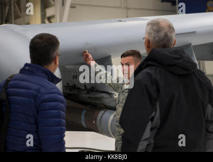 Flieger von der 124 Fighter Wing helfen, eine Tour zu einer Gruppe von bürgerlichen und Geschäft Inhaber von Führung Boise geben die A-10 Thunderbolt II, November 8, 2017 at Gowen Field in Boise, Idaho. Führungen für unterschiedliche Gruppen rund um das Tal der Gemeinschaft gegeben, um zu zeigen, was die Idaho Air National Guard. (U.S. Air National Guard Foto von Airman 1st Class Mercedee Schwartz) Stockfoto