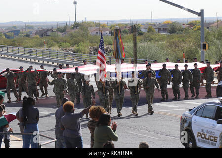 Soldaten der 1. Brigade Combat Team nahm an der nord-östlich von El Paso Veterans Day Parade und Zeremonie, Nov 11. Soldaten in den 4 Bataillon zugeordnet, 17 Infanterie Regiment, 3.Bataillon, 41 Infanterie Regiment, 6 Staffel, 1.Kavallerie Regiments, 16 Techniker Bataillon und 501 Brigade Support Bataillon der Parade durch die größte amerikanische Flagge in El Paso geflogen entlang der Paradestrecke, nach denen es oberhalb der alten Herrlichkeit Memorial gehisst wurde unterstützt. Stockfoto